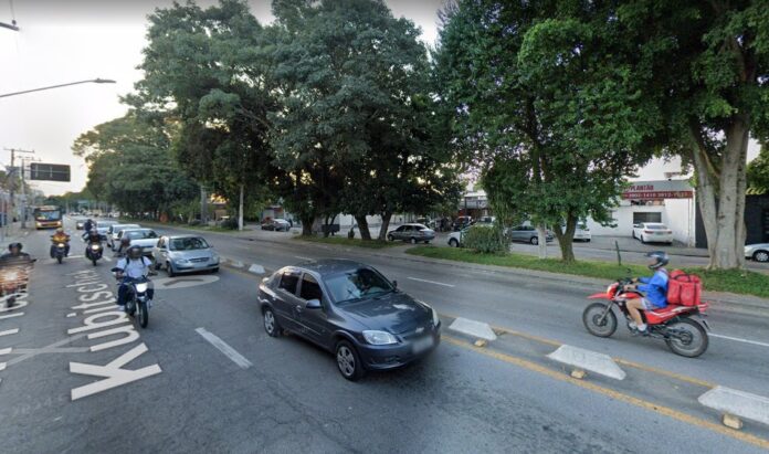 Homem morre após levar choque enquanto fazia limpeza da fachada de loja em São José