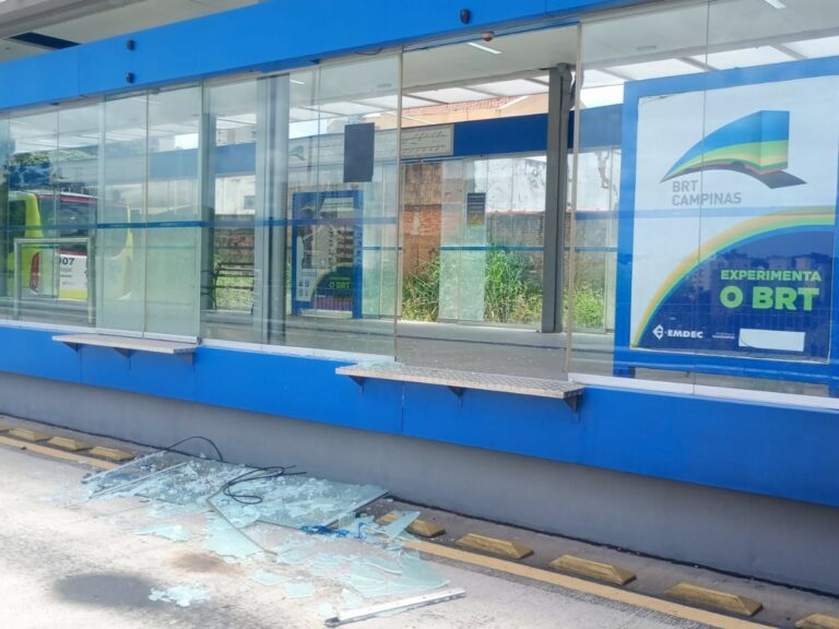 Estação BRT tem portas de vidro vandalizadas em Campinas