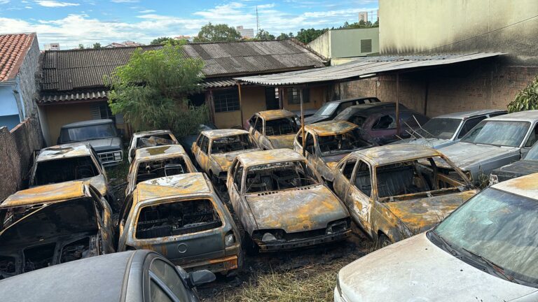 Incêndio destrói 14 carros em terreno de Americana; Bombeiros controlam as chamas em 2 horas