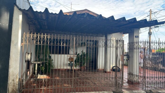 Filho é preso depois de agredir o próprio pai de 83 anos: queria dinheiro para drogras