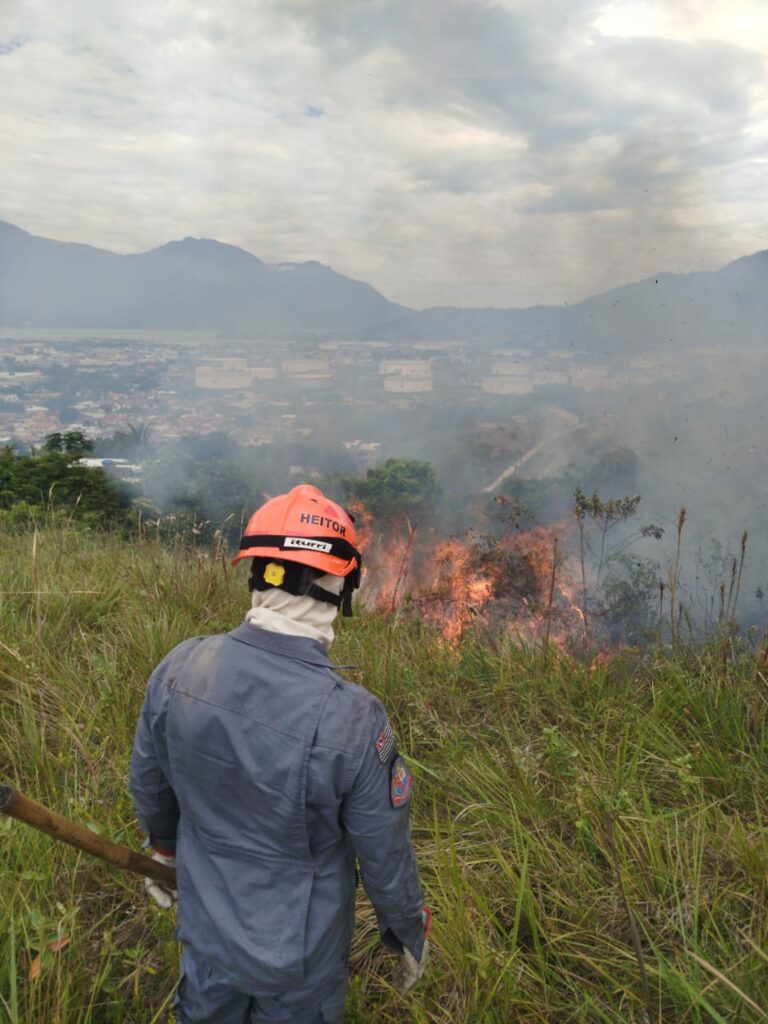 Bombeiros levam mais de quatro horas para apagar fogo em morro, em São Sebastião