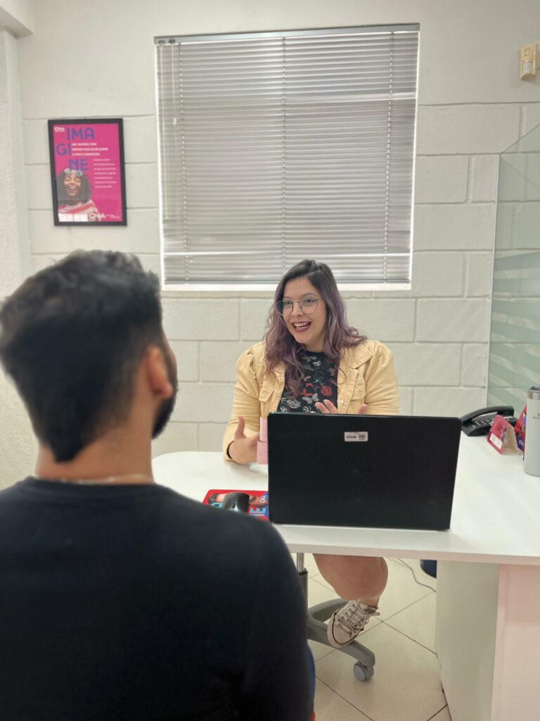 Escola de idiomas oferece teste gratuito de inglês para avaliar fluência e nível de aprendizado