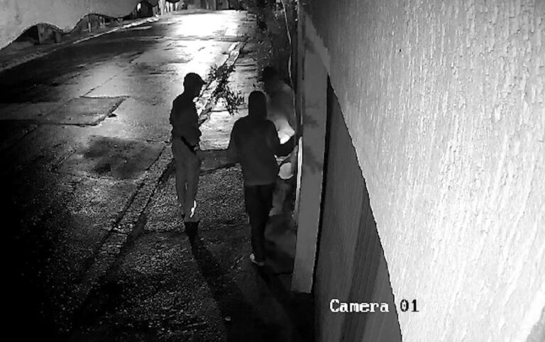 VÍDEO: Trio invade casa e furta eletrônicos enquanto família dormia, em Jacareí