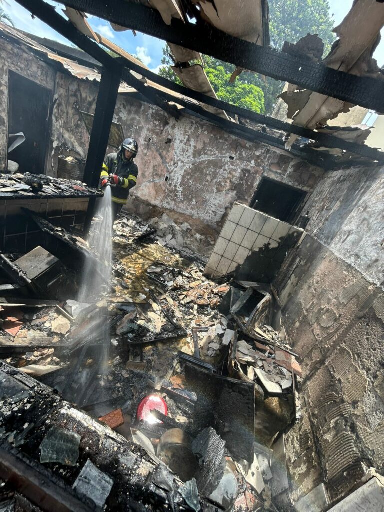 Incêndio destrói casa no bairro Paúba, em São Sebastião