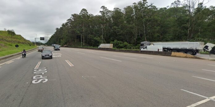 Homem morre e mulher fica ferida em acidente na Dutra, em Jacareí