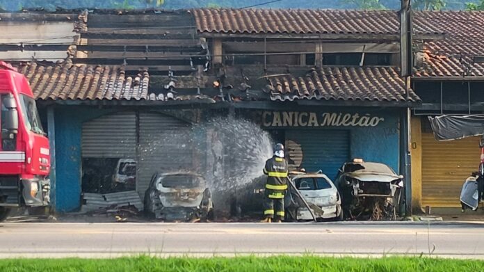 Incêndio em oficinas mecânicas destrói 9 carros em Ubatuba