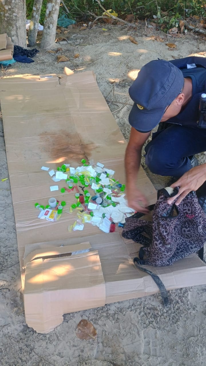 Homem é preso em Bertioga com mochila repleta de drogas encontradas em outro município