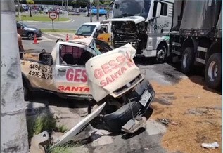 Carreta perde o freio e bate em outros dois veículos na região