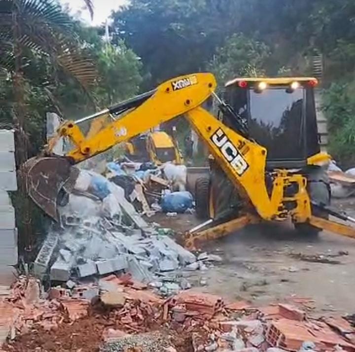 Prefeitura derruba muro irregular no Banhado, em São José