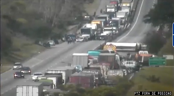 Caminhão tomba e interrompe tráfego na Dutra, em Caçapava