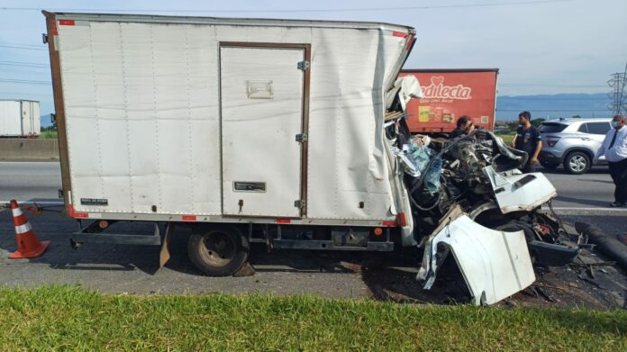 Dois morrem em acidente entre caminhões na Dutra, em Taubaté Dois morrem em acidente entre caminhões na Dutra, em Taubaté