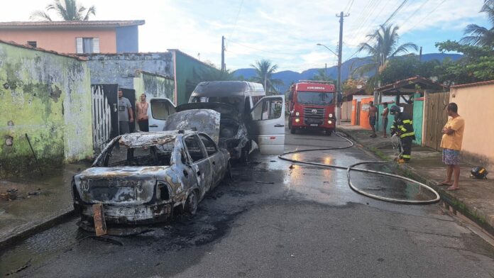 Incêndio atinge carro e van em Caraguatatuba