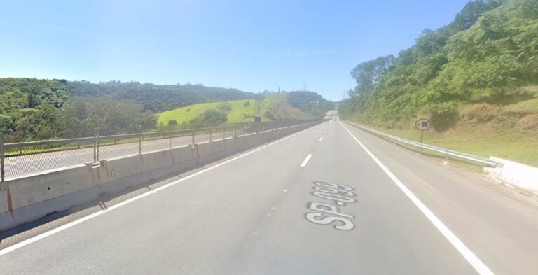 Acidente entre dois carros deixa uma vítima grave na Tamoios, em Paraibuna