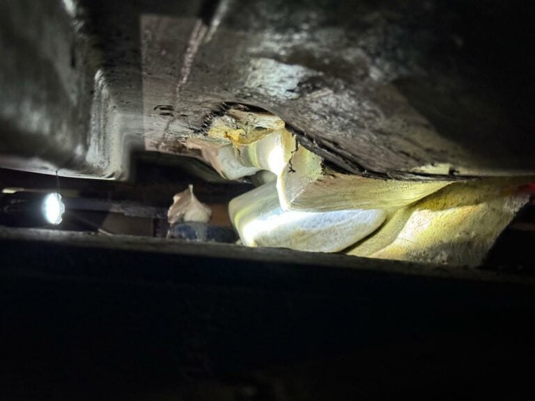 Mais de 30 tijolos de cocaína são apreendidos escondidos em um caminhão e motorista é preso em Santos