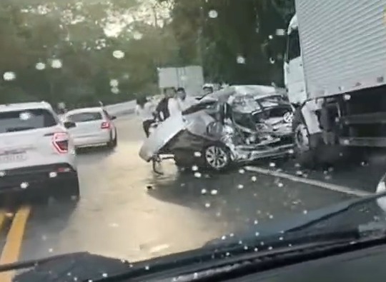 Casal morre e filhos ficam feridos em acidente na Floriano, em Campos do Jordão