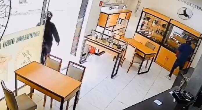 VÍDEO: Dupla invade e rouba joalheria em Guaratinguetá VÍDEO: Dupla invade e rouba joalheria em Guaratinguetá