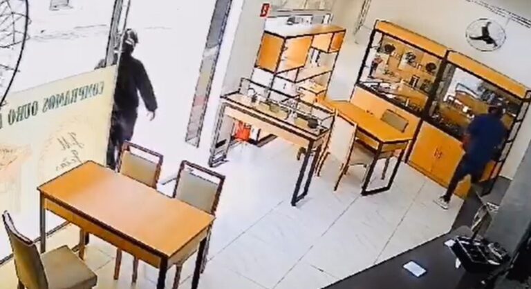 VÍDEO: Dupla invade e rouba joalheria em Guaratinguetá