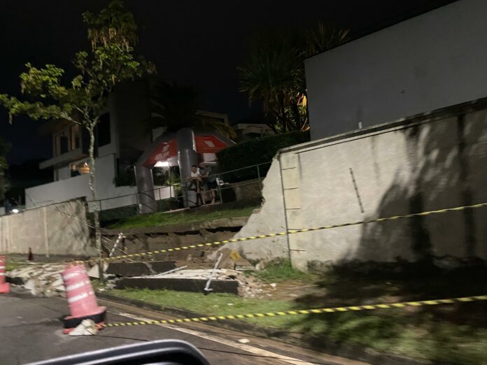 Chuva causa alagamentos, derruba árvore em avenida e muro de condomínio de São José