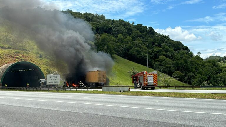 Caminhão pega fogo e bloqueia a Carvalho Pinto, em Jacareí