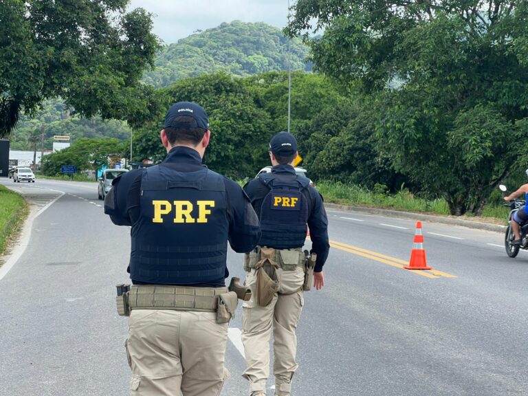 Com o aumento significativo de turistas no litoral norte de São Paulo nesta época do ano, a Polícia Rodoviária Federal (PRF) realiza operações mais intensas de fiscalização para garantir a segurança viária na BR-101.