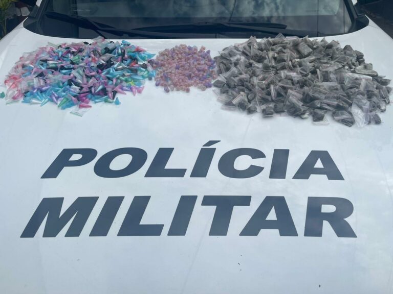 A ação ocorreu após uma denúncia informando que um suspeito estaria entrando em uma área de mata para buscar drogas no local.