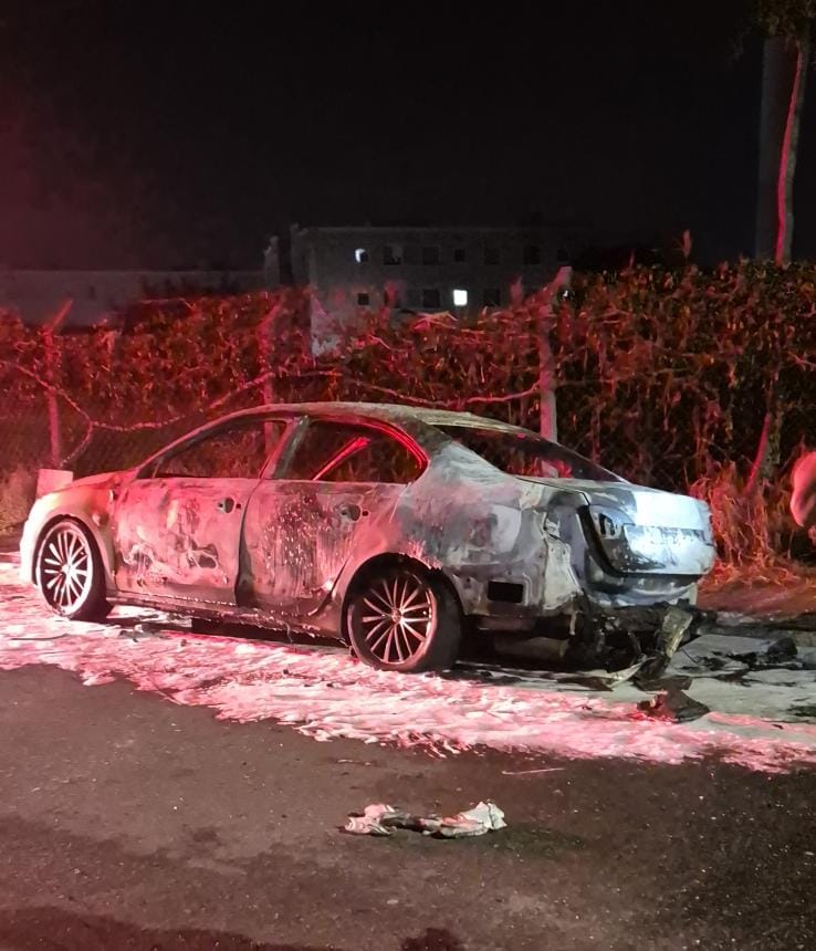 Carro pega fogo nesta marugada em Paulínia