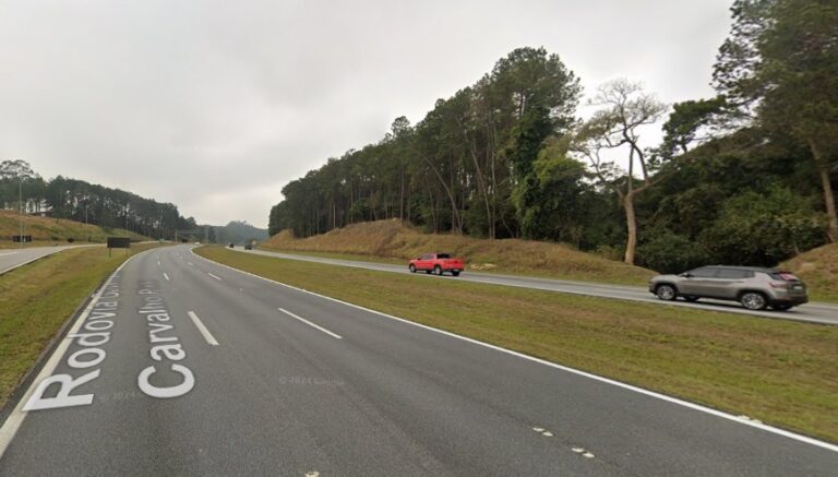 Motorista morre após capotar veículo na Carvalho Pinto, em São José