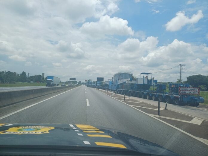 Transporte de carga especial interdita Dutra e causa lentidão em Taubaté