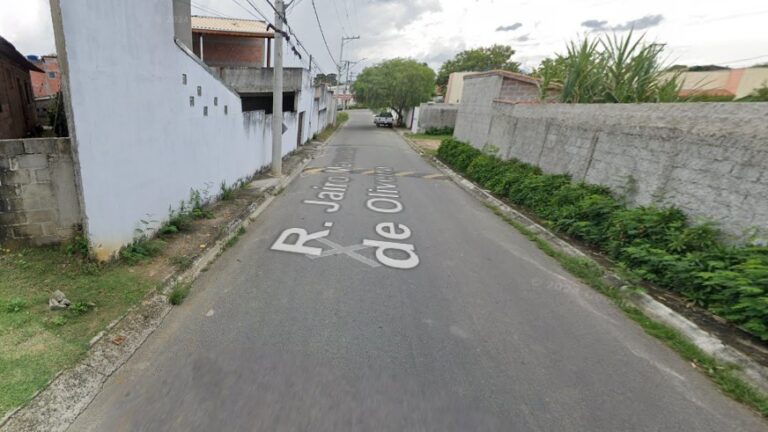 Ciclista morre após bater em muro de residência, em Pindamonhangaba