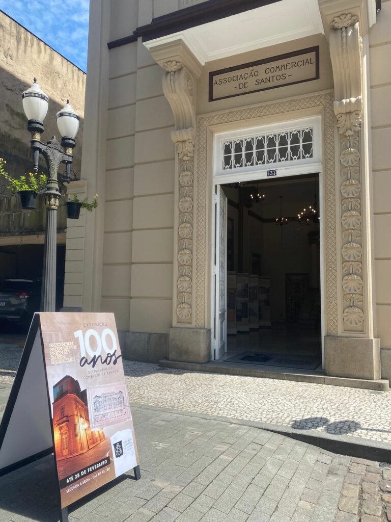 Exposição celebra o centenário da sede da Associação Comercial de Santos
