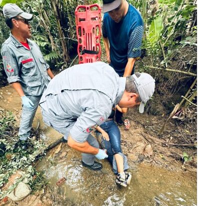 Mulher cai em córrego e fratura a perna, em Tremembé Mulher cai em córrego e fratura a perna, em Tremembé