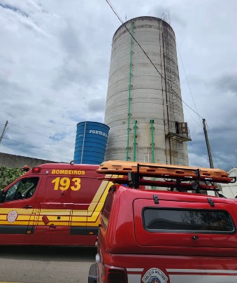 VÍDEO: Homem que caiu em caixa d'água vazia é resgatado pelo Águia em São José