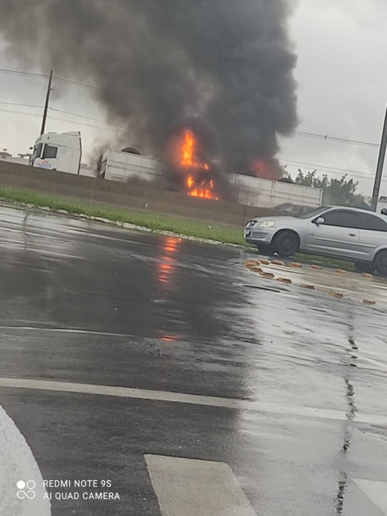 Carreta pega fogo na Rodovia Anhanguera, em Americana