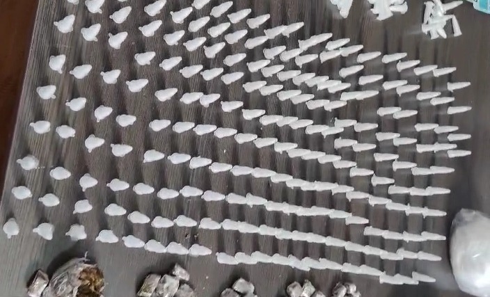 Três são presos por tráfico de drogas e posse ilegal de arma de fogo em Ribeirão Preto