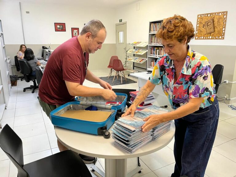Entrega de livros sobre a cultura santista é feita em bibliotecas das escolas municipais de Santos