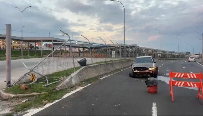 Carro bate no terminal Satélite Íris e deixa uma pessoa ferida
