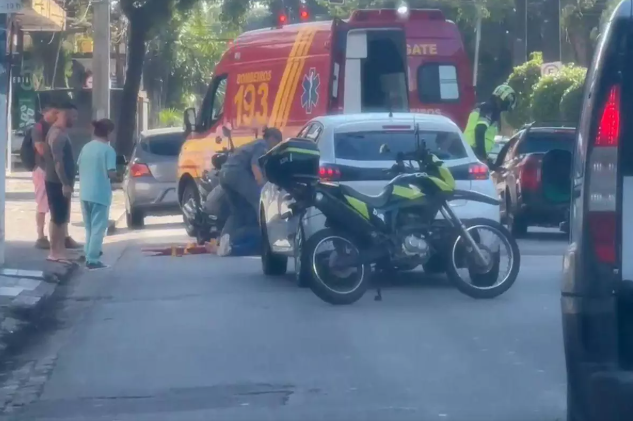 Acidente entre carro e motocicleta deixa mulher ferida no bairro Encruzilhada, em Santos