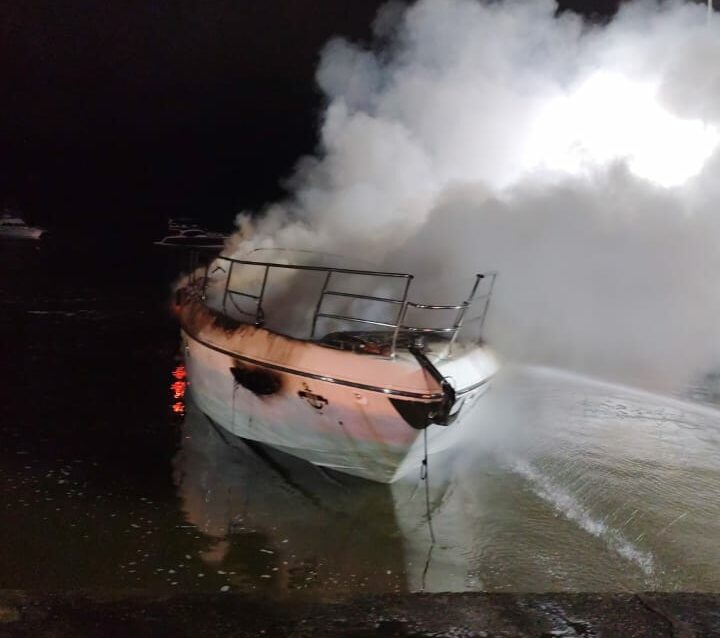 Embarcação com 15 pessoas foi destruída por incêndio no litoral