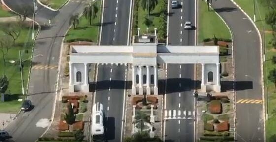 Assalto termina com perseguição e capotamento; VÍDEO