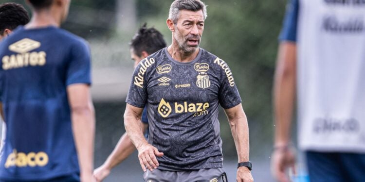 Santos é notificado pela Fifa e vê Pedro Caixinha irredutível por acordo