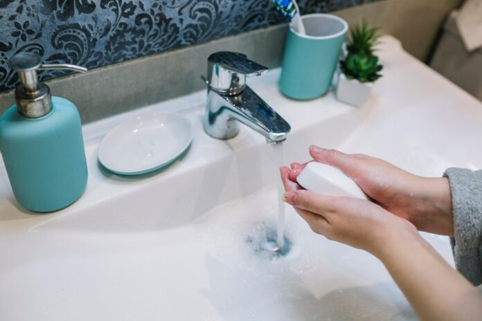 cortar-as-maos-com-sabao_23-2147787913