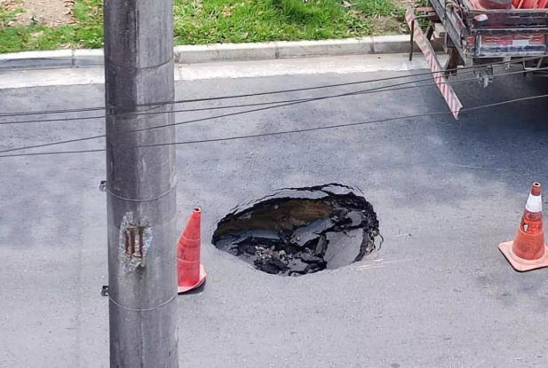 Ela voltou! Cratera do canal 1 interdita rua de Santos mais uma vez