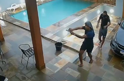 Quadrilha é presa em flagrante após invadir residência com arma falsa em Guarujá; Veja o vídeo