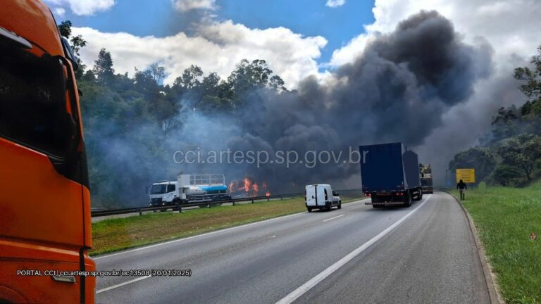 Ônibus pega fogo na Dom Pedro e rodovia fica interditada
