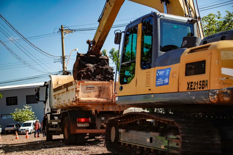 Prefeitura inicia serviço emergencial de drenagem na comunidade Locomotiva