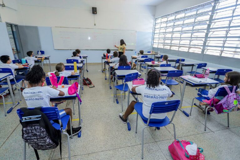 Prefeitura convoca professores e anuncia 495 novas contratações para o início do ano letivo