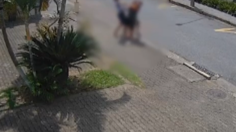 Imagens de câmeras de segurança registraram o momento em que os menores atacaram a vítima com óculos e chutes, em plena luz do dia, antes de levarem seus pertences.