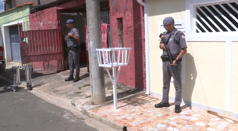 Durante a abordagem, os familiares relataram ter ouvido dois tiros e, ao entrarem no local, encontraram o jovem morto. A irmã dele desmaiou ao ver a cena e precisou ser amparada pelos pais.