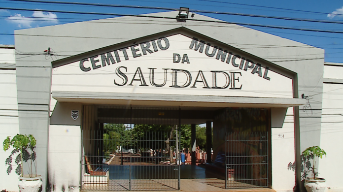 foto5 De acordo com informações preliminares, um funcionário comissionado do cemitério localizou uma vítima durante uma realização de atividades no local.