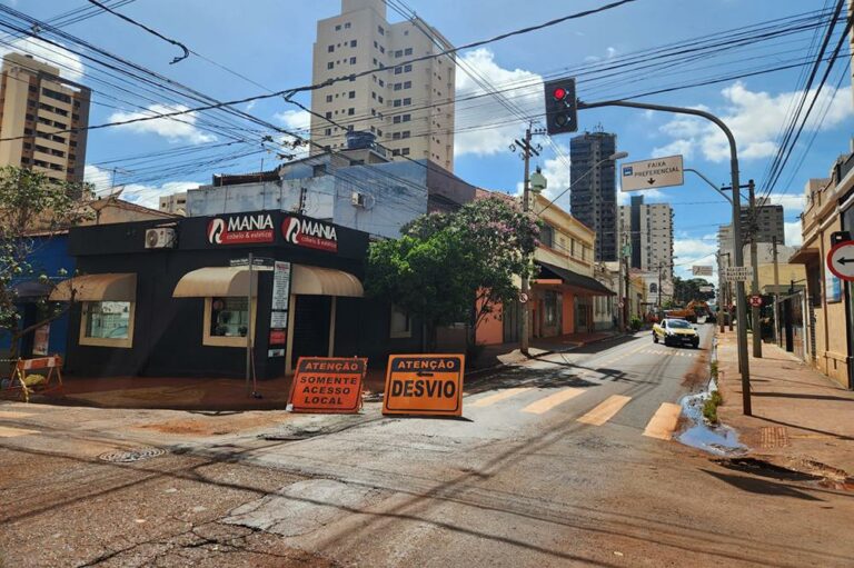 Cruzamento das ruas Lafaiete e São José está interditado para obras de drenagem; confira a rota alternativa